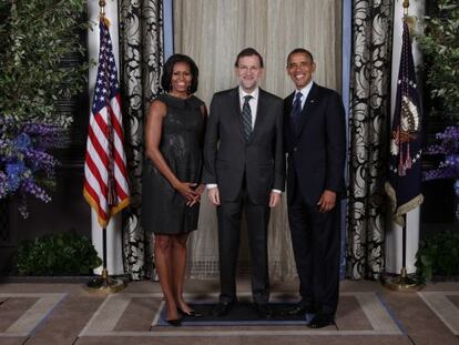 El presidente espa&ntilde;ol Mariano Rajoy (al centro) con Michelle y Barack Obama en septiembre de 2012.