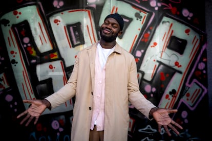 Lamine Thior ante un graffiti en la plaza de Tirso de Molina de Madrid.