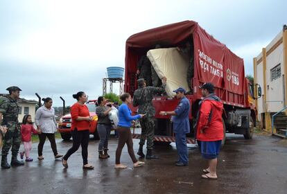 o Corpo de Bombeiros da cidade recebeu ajuda do Exército para a distribuição de alimentos, colchões, cobertores e roupas aos atingidos pelo tornado.