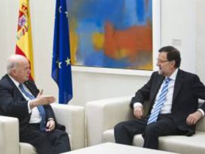 El presidente del Gobierno, Mariano Rajoy (d), durante la reunión que ha mantenido hoy con el secretario general de la Organización de Estados Americanos (OEA), José Miguel Insulza (i), en el Palacio de la Moncloa en Madrid, para tratar sobre la cooperación de España en los proyectos que desarrolla el organismo panamericano.