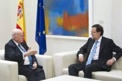 El presidente del Gobierno, Mariano Rajoy (d), durante la reunión que ha mantenido hoy con el secretario general de la Organización de Estados Americanos (OEA), José Miguel Insulza (i), en el Palacio de la Moncloa en Madrid, para tratar sobre la cooperación de España en los proyectos que desarrolla el organismo panamericano.