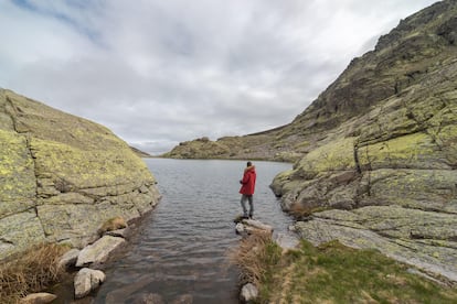 ÁVILA. LAGUNA GRANDE DE GREDOS. Rodeada por imponentes moles de granito, la laguna Grande de Gredos es el ejemplo perfecto de charco de aguas cristalinas que 
dejaron los glaciares de Würm al retirarse hace unos 10.000 años de estas elevaciones del Sistema Central de la Península. Es un sitio bien conocido por los montañeros porque es parte de la ruta clásica para llegar al circo de Gredos y al refugio Elola. Se puede acceder a ella desde Navarredonda de Gredos y Hoyos del Espino. Ambos con unos cascos urbanos sencillos, con más construcciones modernas que tradicionales, pero es que su encanto reside en su ubicación. La carretera asfaltada llega hasta la Plataforma, a 11,5 kilómetros de Hoyos del Espino. Debido a la masificación de visitantes, en temporadas altas y vacacionales esta ruta está regulada por horas, hay un número máximo de vehículos permitidos y se cobra por el acceso. Desde el aparcamiento de la Plataforma esperan siete kilómetros y 750 metros de desnivel. 

