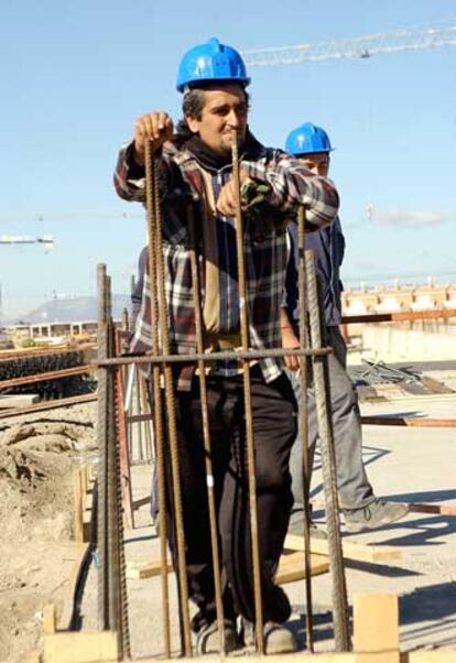 Un obrero de la construcción, durante una jornada de paro.