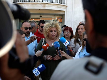 La alcaldesa de Aranjuez, Cristina Moreno, hace declaraciones tras el minuto de silencio para condenar el asesinato de dos vecinas de Aranjuez, el 10 de junio.