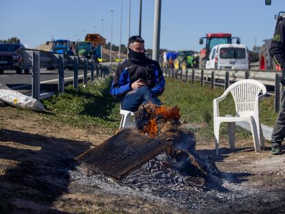 Algunos agricultores se manifiestan en la A-2, el pasado día 1 de marzo, en la autovía A-2 a la altura de Tàrrega (Lleida).