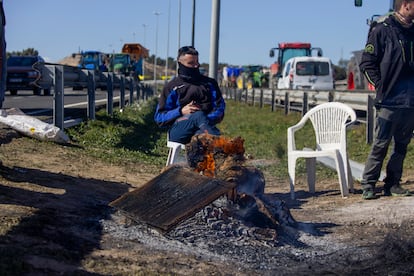 Algunos agricultores se manifiestan en la A-2, el pasado día 1 de marzo, en la autovía A-2 a la altura de Tàrrega (Lleida).