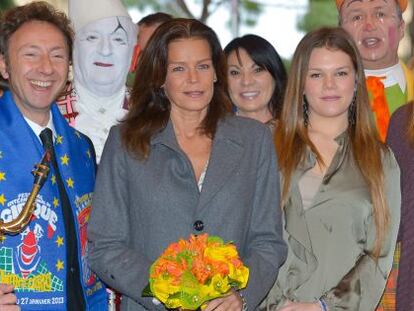 Estefan&iacute;a de M&oacute;naco con sus hijas Camila y Paulina.