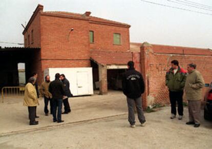 Entrada de la nave de Leganés donde ensayaban los cinco jóvenes fallecidos.