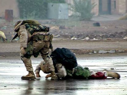 Un sargento de Marines atiende a un compañero mortalmente herido en la ciudad iraquí de Faluya, en diciembre de 2004.