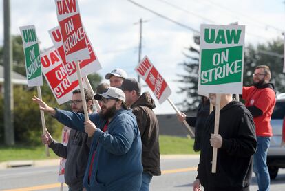 Members of UAW Local 171 picket outside a Mack Trucks facility in Hagerstown, Md. after going on strike Monday, Oct. 9, 2023