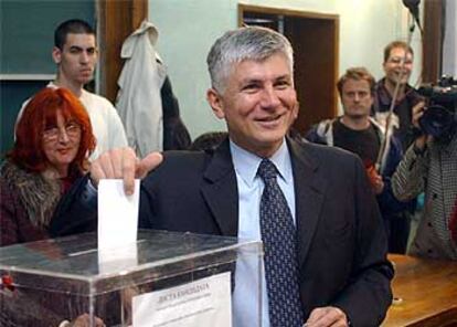 En la imagen, Zoran Djindjic en la jornada electoral de septiembre de 2002.