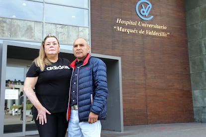 Jéssica y Fredy, padres de Ernesto, este miércoles en el exterior del hospital público Valdecilla donde está ahora su hijo.