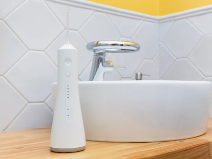 Artículo de EL PAÍS Escaparate que describe las ventajas de usar un irrigador dental portátil e impermeable