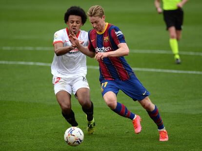 Koundé ante De Jong, en el duelo entre el Barcelona y el Sevilla.