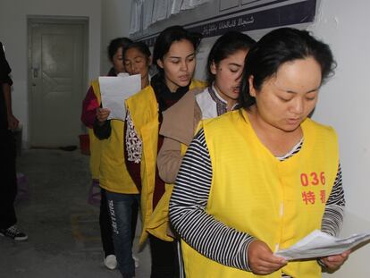 Mujeres uigures en un centro de reeducación, en una de las imágenes filtradas en Los archivos policiales de Xinjiang.