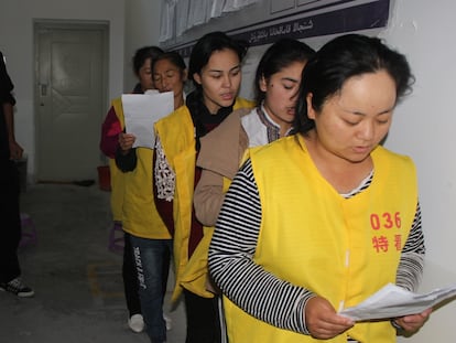 Mujeres uigures en un centro de reeducación, en una de las imágenes filtradas en Los archivos policiales de Xinjiang.