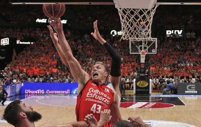 El pivot estadounidense del Valencia Basket, Luke Sikma, disputa un balón al pivot mexicano del Real Madrid, Anthony Randolph, durante el cuarto partido de la final de la Liga ACB.