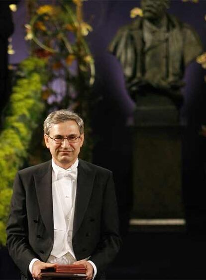 El escritor turco Orhan Pamuk posa con su Nobel de Literatura. Pamuk ha sido sin duda la estrella de la ceremonia.