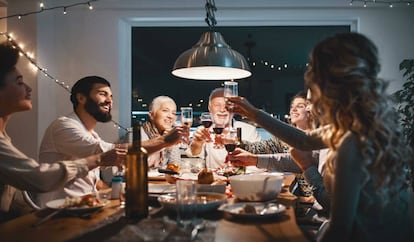 Una familia cena en Nochebuena, en una imagen de archivo.