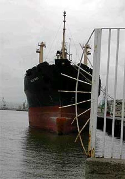 El buque <b></b><i>African Warrior, </i><b>atracado ayer en Santander.</b>