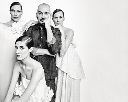 Duyos con las modelos Cristina Piaget, Amanda Moreno y Madeleine Hörjt.