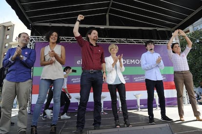 El líder de Podemos, Pablo Iglesias,en un mitin en el País Vasco junto a la candidata a lehendakari, Pili Zabala, y la secretaria general de Podemos Euskadi, Nagua Alba, entre otros.