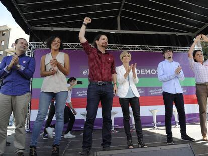 El líder de Podemos, Pablo Iglesias,en un mitin en el País Vasco junto a la candidata a lehendakari, Pili Zabala, y la secretaria general de Podemos Euskadi, Nagua Alba, entre otros.