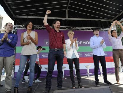 El líder de Podemos, Pablo Iglesias,en un mitin en el País Vasco junto a la candidata a lehendakari, Pili Zabala, y la secretaria general de Podemos Euskadi, Nagua Alba, entre otros.