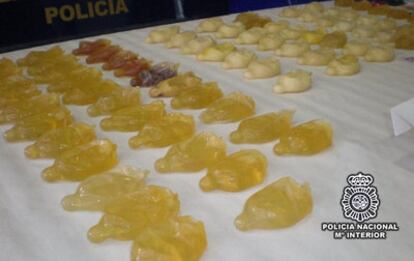 Preservativos rellenos de cocaína líquida que los traficantes portaban en el interior de su estómagao