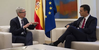 Tim Cook, director ejecutivo de Apple, y Pedro Sánchez, presidente del Gobierno, en Madrid, en 2018.