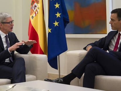 Tim Cook, director ejecutivo de Apple, y Pedro Sánchez, presidente del Gobierno, en Madrid, en 2018.