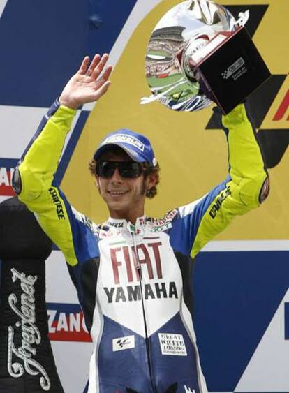 Rossi saluda desde el podio de Montmeló en junio pasado.