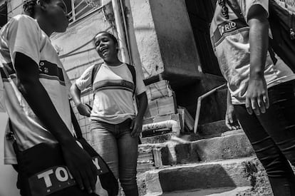 Con más de 18.000 habitantes menores de 14 años, la favela Rocinha cuenta con 16 guarderías, siete escuelas de educación preescolar y tres centros de educación primaria. Para realizar los cursos de educación secundaria han de salir de la favela hacia otros barrios donde ofrecen los cursos superiores.