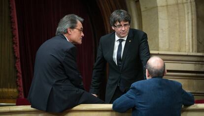 Carles Puigdemont, amb Artur Mas, dimarts al Parlament.