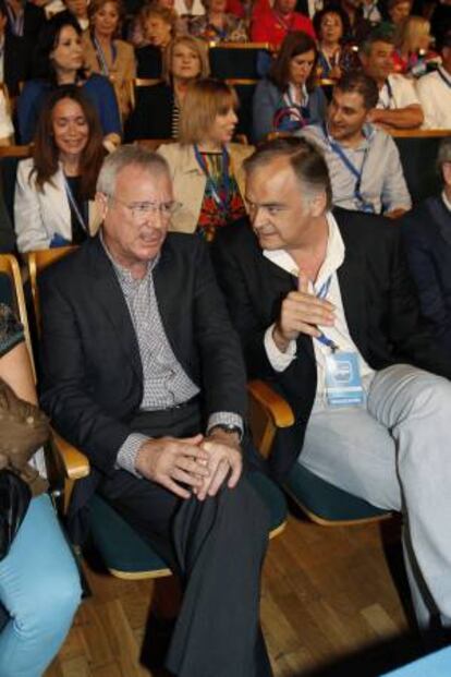 El presidente del PP de Murcia, Ramón Luis Valcárcel, con el vicesecretario general de Estudios y Programas del Partido Popular, Esteban González Pons. EFE/Archivo