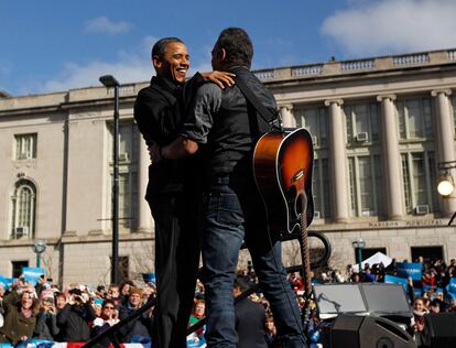 Bruce Springsteen presenta al candidato a la reelección Barack Obama, durante un mitín en Madison, Wisconsin.