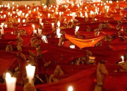 Miles de pamplonicas y visitantes despeden en las calles de la ciudad las fiestas de San Fermín 2004.