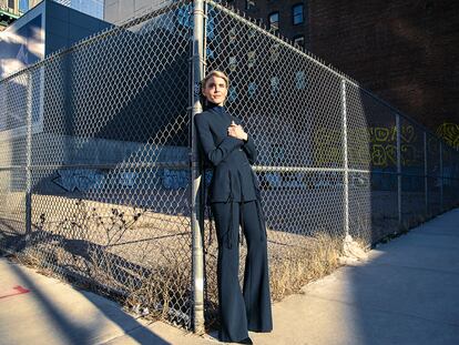 «Esta podría ser una compañía más grande, pero la hemos controlado para crecer de una manera sana», dice la diseñadora Gabriela Hearst. En la imagen, en Nueva York con un traje de su colección.