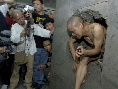 <i>Casting</i> (2004), acción de He Yunchang.