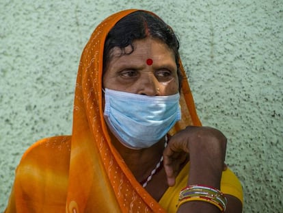 Una mujer se cubre con una mascarilla protectora en Nueva Delhi, India, el 1 de abril de 2020.