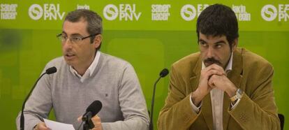 El portavoz del PNV en las Juntas Generales y ex Diputado General, Markel Olano y Eneko Goia, exdiputado de Infraestructuras y actual portavoz peneuvista en San Sebastián, durante una comparecencia de prensa. 