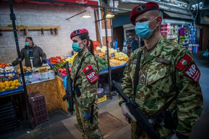 Policías militares patrullan este martes en un mercado de Budapest.