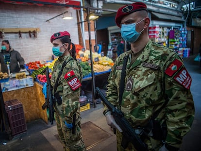 Policías militares patrullan este martes en un mercado de Budapest.