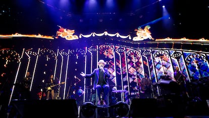 Joaquín Sabina, Madrid'deki Movistar Arena'daki performansı sırasında.