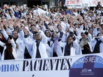 Unos 600 médicos de este hospital también sacan sus batas a bailar la canción 'Think', de Aretha Franklin, en defensa de la Sanidad Pública, al igual que hicieron ayer los del Doce de Octubre.