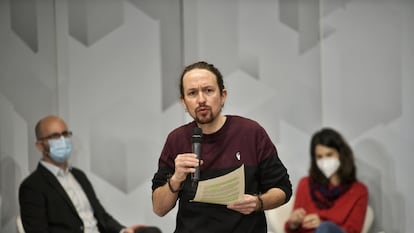 El secretario general de Podemos, Pablo Iglesias, junto a la coportavoz de la formación, Isa Serra, y el secretario de Estado de Derechos Sociales, Nacho Álvarez, durante un acto organizado por el partido sobre las políticas de vivienda este domingo.