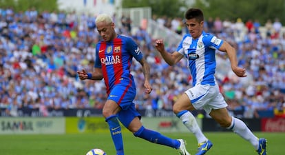 Neymar controla un balón en presencia de Bustinza, del Leganés.