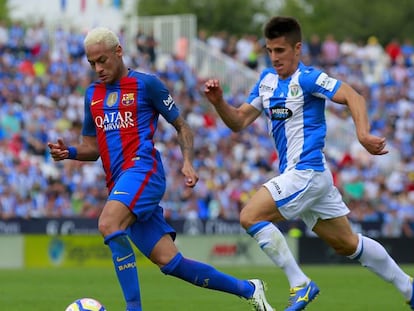 Neymar controla un balón en presencia de Bustinza, del Leganés.