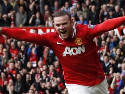 El jugador del Manchester United Wayne Rooney celebra un gol ante el West Bromwich, durante un partido de la liga inglesa en Old Trafford.