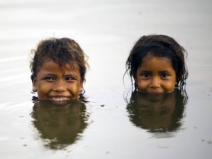 Dos niñas se bañan en la Ciénaga Grande de Santa Marta.